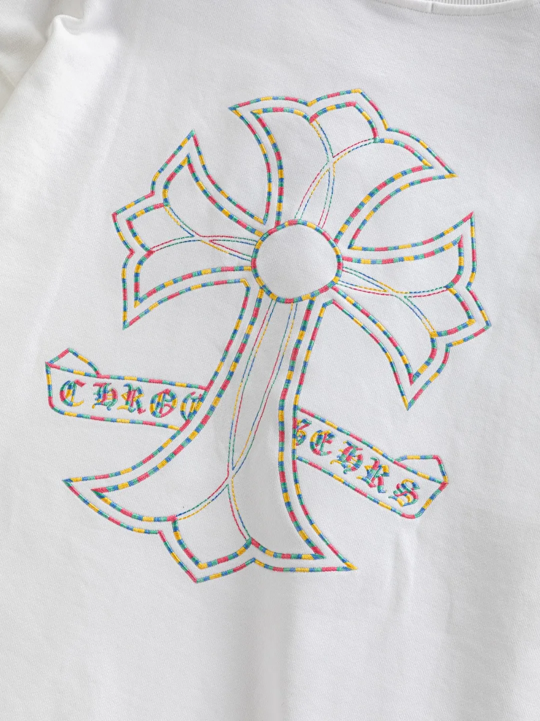 P240 Chrome Hearts CH Cross 25SS Autumn and Winter Sweatshirt Early Autumn Classic Colorful Horseshoe Patch Embroidery on the Chest Colorful Cross ✝️🪡Embroidered Logo on the Back Round Neck Pullover Sweatshirt, a popular style, a style that both men and women like, same style for men and women, 100% chance of turning heads when you wear it when you go out! It’s all about being handsome. The designer’s classic sense is precisely grasped. The whole piece of clothing is heavy. Industrial washing process. Ready-made garments are dyed + sprayed for a horse effect. The double-wash process is very recognizable. It uses heavy washing to make it distressed. The edges of the patch are slightly rolled and naturally distressed. It has a three-dimensional sense of layering and a little damage. It is very visually lethal. It adheres to Kroxin's consistent rough style. The chest and back are large, and the horseshoe flower printed patch pattern is embroidered and decorated. It is also decorated with silver metal engraved distressed buttons. The classic elements full of brand recognition instantly enhance the overall sense of grade and specification. Its texture is quite high-end! The overall feeling is high-end, simple and elegant, with silver hardware accessories, a full set of customized accessories, and the pattern of the entire dress is all decorated with patchwork three-dimensional embroidery technology, which is the finishing touch of the entire dress. The design on the back is even more eye-catching! ! This full back is so cool, it’s full of design, and the overall upper body style highlights fashion and individuality. Wearing it together as a couple is even more popular on the street. I recommend the early autumn sweatshirt! ! The fabric is a unique 440g 100% cotton, which is skin-friendly, breathable, warm to the touch, firm in texture, and smooth in lines. It can be called a back killer, which has very strict requirements on craftsmanship and cost. The smooth neckline, flat cuffs and hems are large and tightly stitched, tight and orderly, and the details are perfect. The consistent OS version can be worn alone or layered. It is very casual, but very iconic! It is simply the flagship of high-end trendy brands and must be included in your wardrobe. It has the American fashion spirit of freedom and individuality, and is highly recognizable and stylized! Color: Black White Size: S-XL Size chart: S: Shoulder width 51-Bust 56-Length 69 M: Shoulder width 52.5-Bust 58-Length 71 L: Shoulder width 54-Bust 60-Length 73 XL: Shoulder width 55.5-Bust 62-Length 75